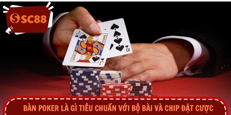 Bàn poker là gì tiêu chuẩn với bộ bài và chip đặt cược